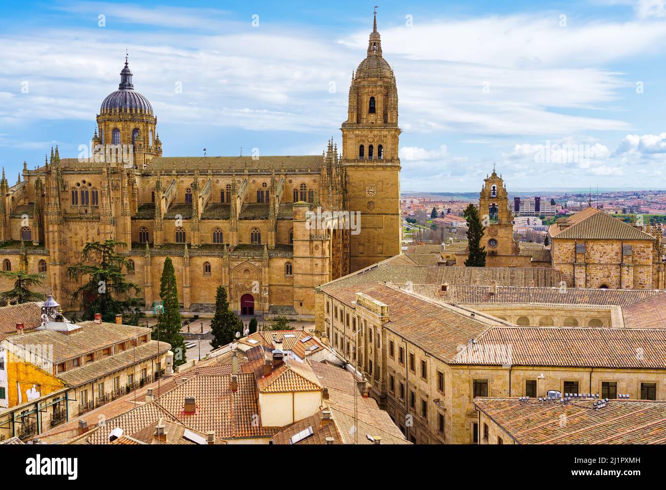 Superbe vue aérienne de la ville de Salamanque avec sa cathédrale émergeant des toits des maisons. Banque D'Images
