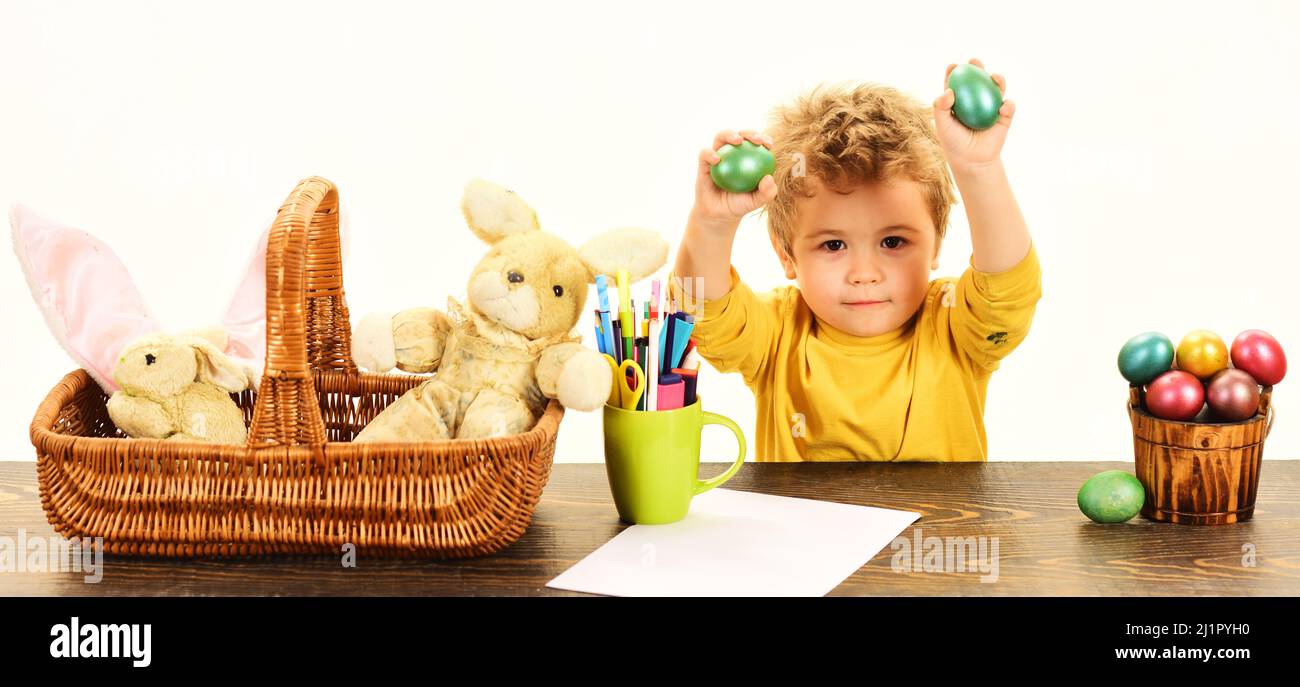 Petit garçon avec oeuf de Pâques. Joyeuses vacances en famille. Œufs de chasse. Heure de printemps. Banque D'Images