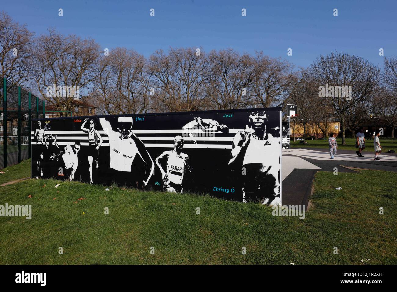 26th mars 2022 ; Mabley Green, Hackney England; réflexion sur les lieux utilisés pour les Jeux Olympiques d'été de 2012 Londres; l'apparition implagnante du mur Adidas de Londres 2012 montrant des graffitis avec Louis Smith, Goldie Sayers, Chris Hoy, Mo Farah, Jessica Ennis et Christine Ohuruogu aux côtés des ordures sur le terrain Banque D'Images