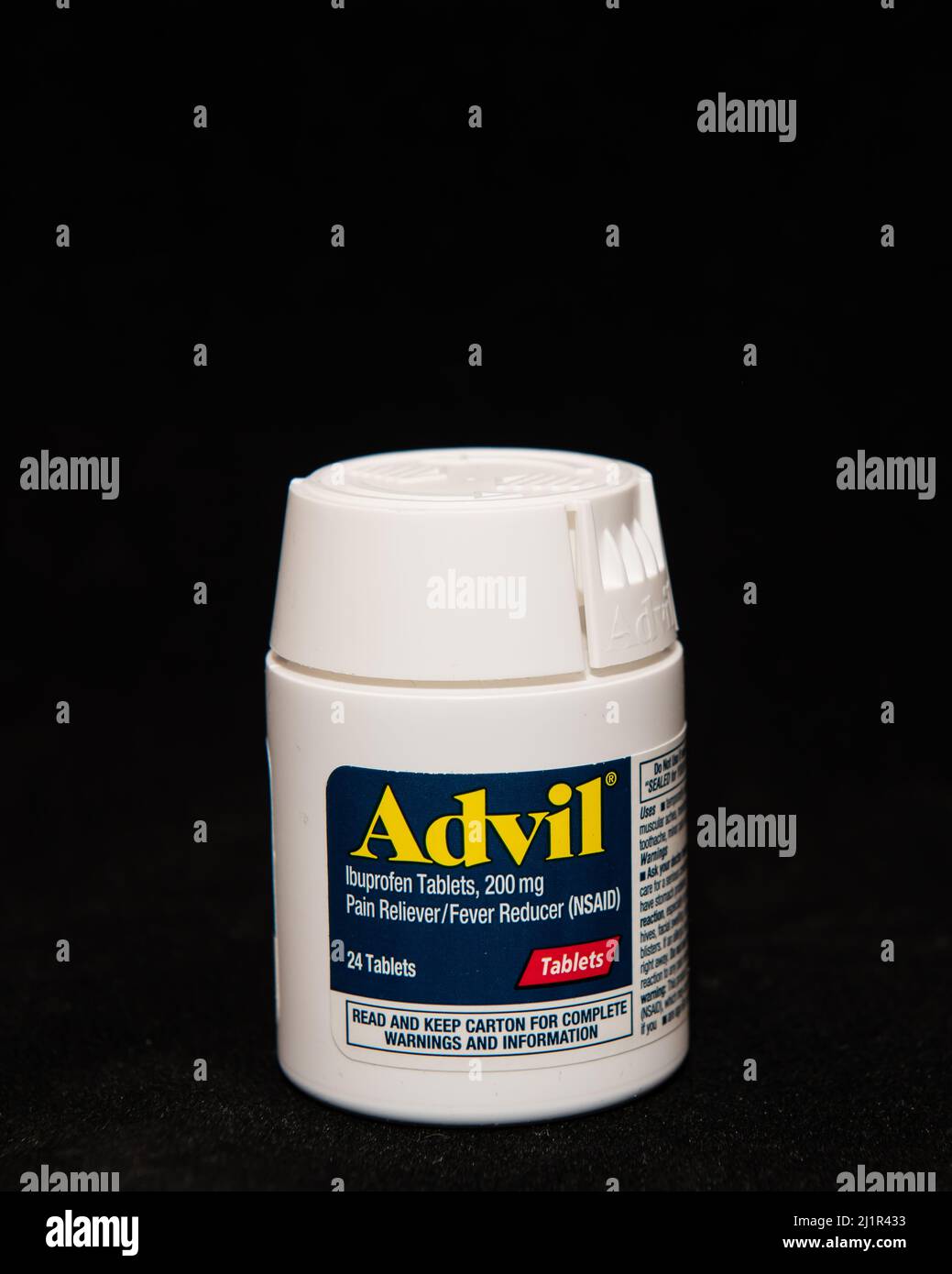 Une bouteille en plastique blanc de 24 comprimés enrobés d'Advil, 200 mg d'ibuprofène, un analgésique et anti-fièvre AINS isolé sur le noir Banque D'Images