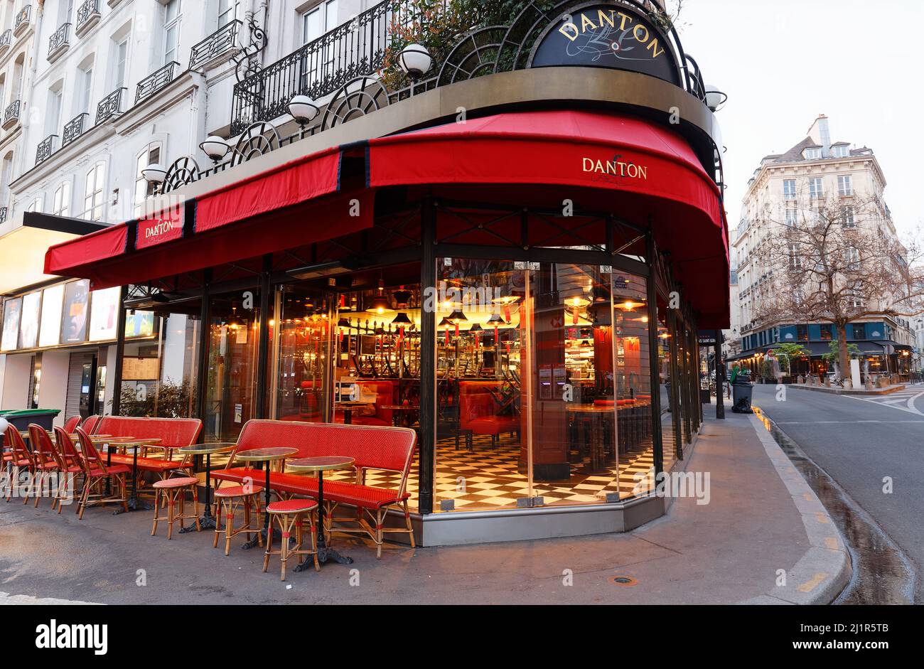 Le café français traditionnel Danton en début de matinée. Il est situé dans le quartier Saint-allemand de Paris. Banque D'Images
