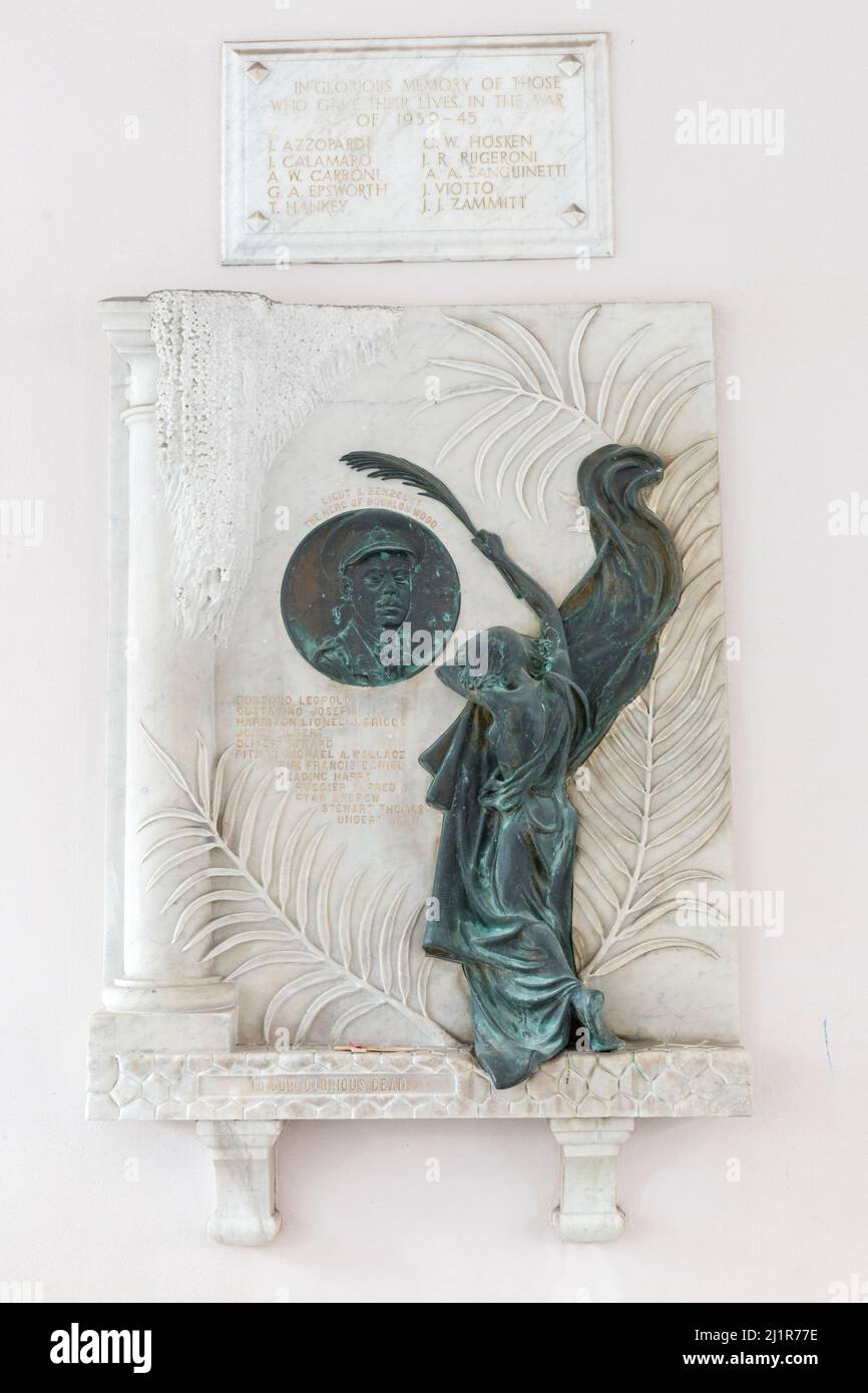 Le monument commémoratif de la Seconde Guerre mondiale, situé dans un mur, Gibraltar, comprend le nom de Lieut S. Benzecry, le héros du bois de Bourlon Banque D'Images