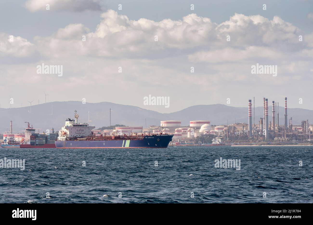 NAVIRE-citerne À huile et à produits chimiques BW Cheetah avec stockage au dépôt sur terre, Gibraltar Banque D'Images