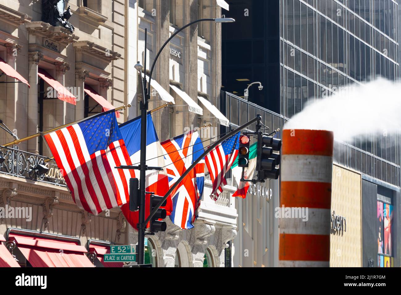 Les drapeaux nationaux flottent à la façade du magasin Cartier de New York Banque D'Images