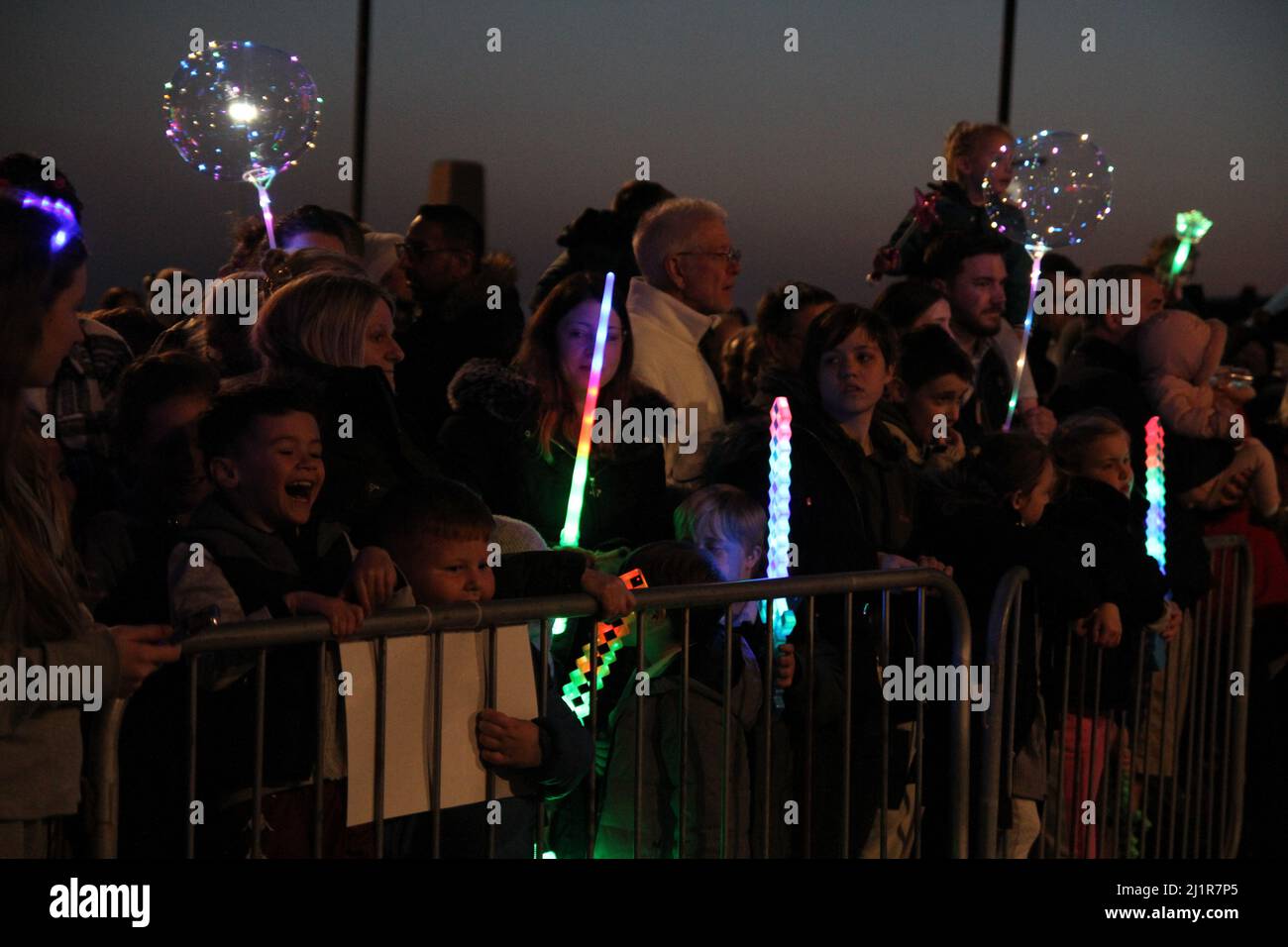 Des foules de gens au Harwich illuminent le festival 2022 à Harwich, Essex. Certains tiennent des bâtons lumineux ou lumineux en attente de la procession. Banque D'Images