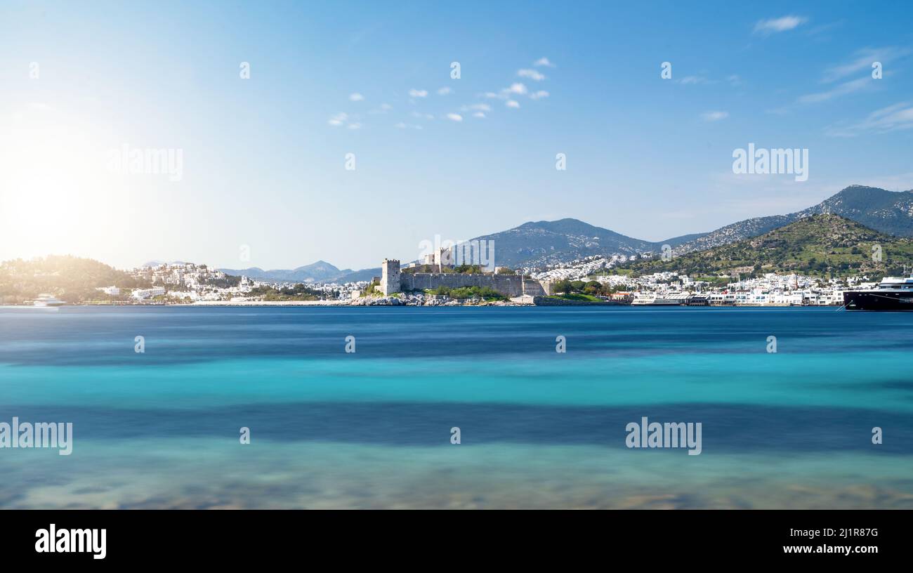 Longue exposition photo du château de Bodrum le jour ensoleillé. Concept de tourisme et de loisirs. Banque D'Images