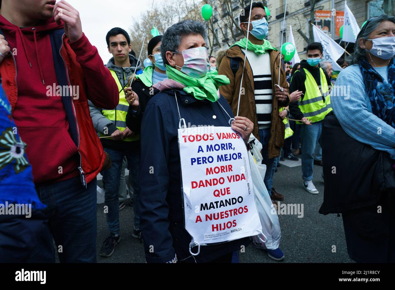 Madrid, Espagne. 27th mars 2022. Un manifestant porte un écriteau exprimant son opinion au cours de la marche pour la vie. Des milliers de personnes se sont rassemblées pour la manifestation pro-vie à Madrid, en Espagne. Organisée par Plataforma si a la Vida, et dans le cadre de la Journée internationale de la vie, l'objectif de cette manifestation était de montrer le rejet des "dernières lois approuvées, qui sont directement une tentative contre la vie". Il y a eu des témoignages musicaux et un manifeste final signé par les organisations qui ont appelé à cette marche de protestation. Crédit : SOPA Images Limited/Alamy Live News Banque D'Images