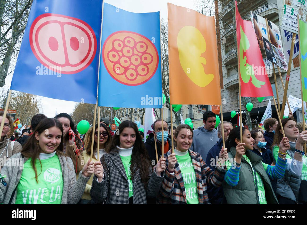 Madrid, Espagne. 27th mars 2022. Les manifestants tiennent des panneaux exprimant leur opinion pendant la marche à vie. Des milliers de personnes se sont rassemblées pour la manifestation pro-vie à Madrid, en Espagne. Organisée par Plataforma si a la Vida, et dans le cadre de la Journée internationale de la vie, l'objectif de cette manifestation était de montrer le rejet des "dernières lois approuvées, qui sont directement une tentative contre la vie". Il y a eu des témoignages musicaux et un manifeste final signé par les organisations qui ont appelé à cette marche de protestation. Crédit : SOPA Images Limited/Alamy Live News Banque D'Images