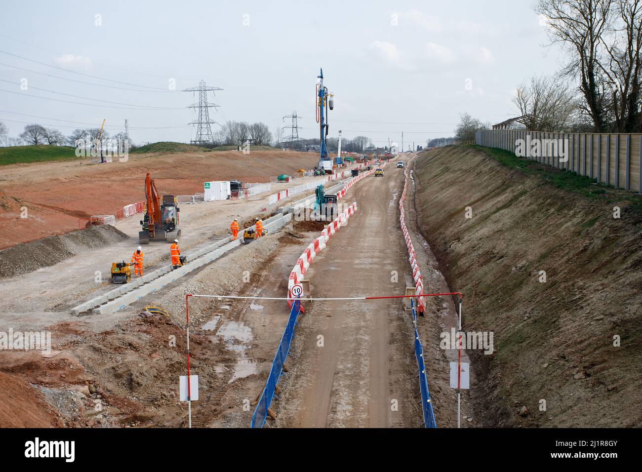 Travaux en cours sur le tunnel de coupe et de couverture du chemin de fer à grande vitesse HS2 qui passe sous Burton Green à Warwickshire. Photo prise depuis la voie des déchets en direction de Burton Green. Banque D'Images