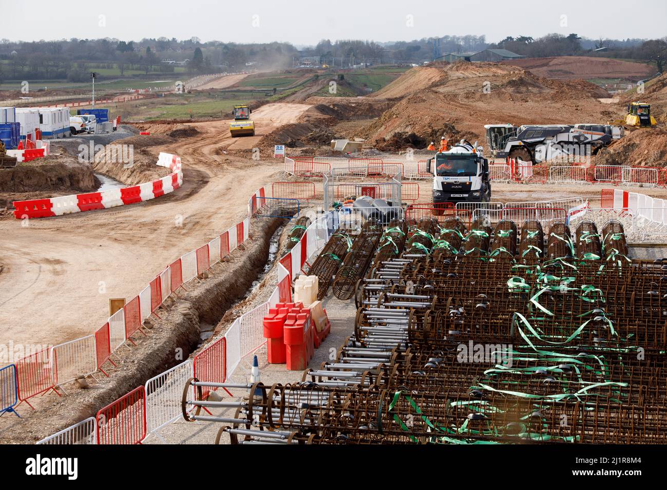 Travaux en cours sur le tunnel de coupe et de couverture du chemin de fer à grande vitesse HS2 qui passe sous Burton Green à Warwickshire. Photo prise de la voie des déchets en direction de Berkswell. Banque D'Images