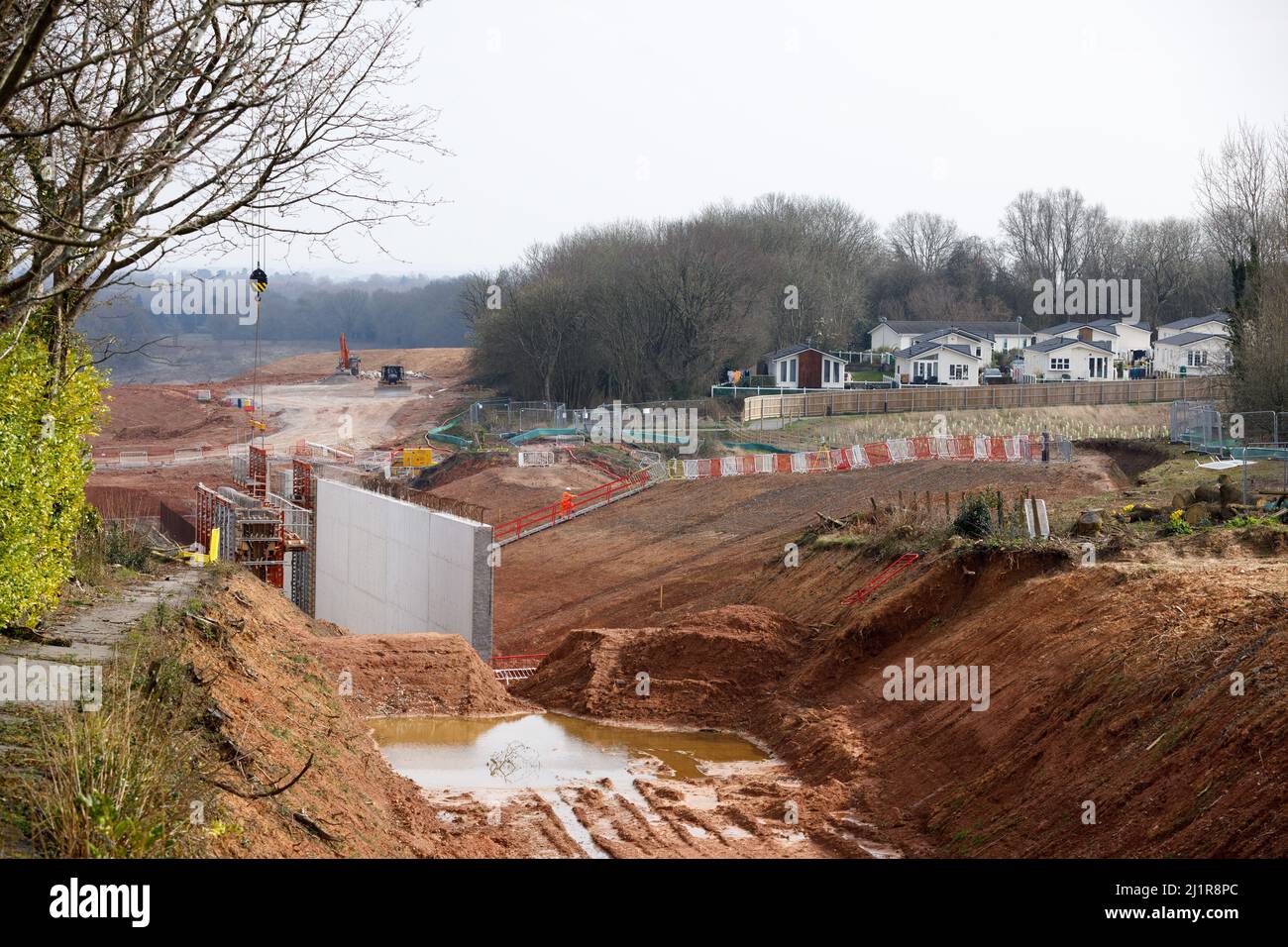 Travaux en cours sur le tunnel de coupe et de couverture du chemin de fer à grande vitesse HS2 qui passe sous Burton Green à Warwickshire. La photo montre le travail de construction du tunnel de découpe et de couverture sous la voie Cromwell à Burton Green. Banque D'Images