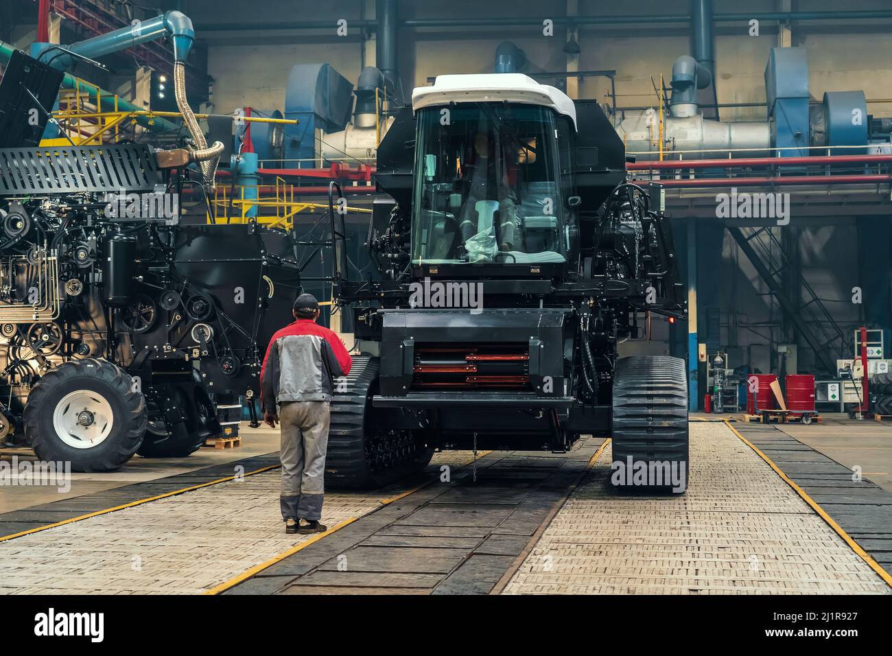 Convoyeur pour l'assemblage de machines agricoles modernes. Production de tracteurs et de moissonneuses-batteuses en usine ou usine automatisée. Banque D'Images