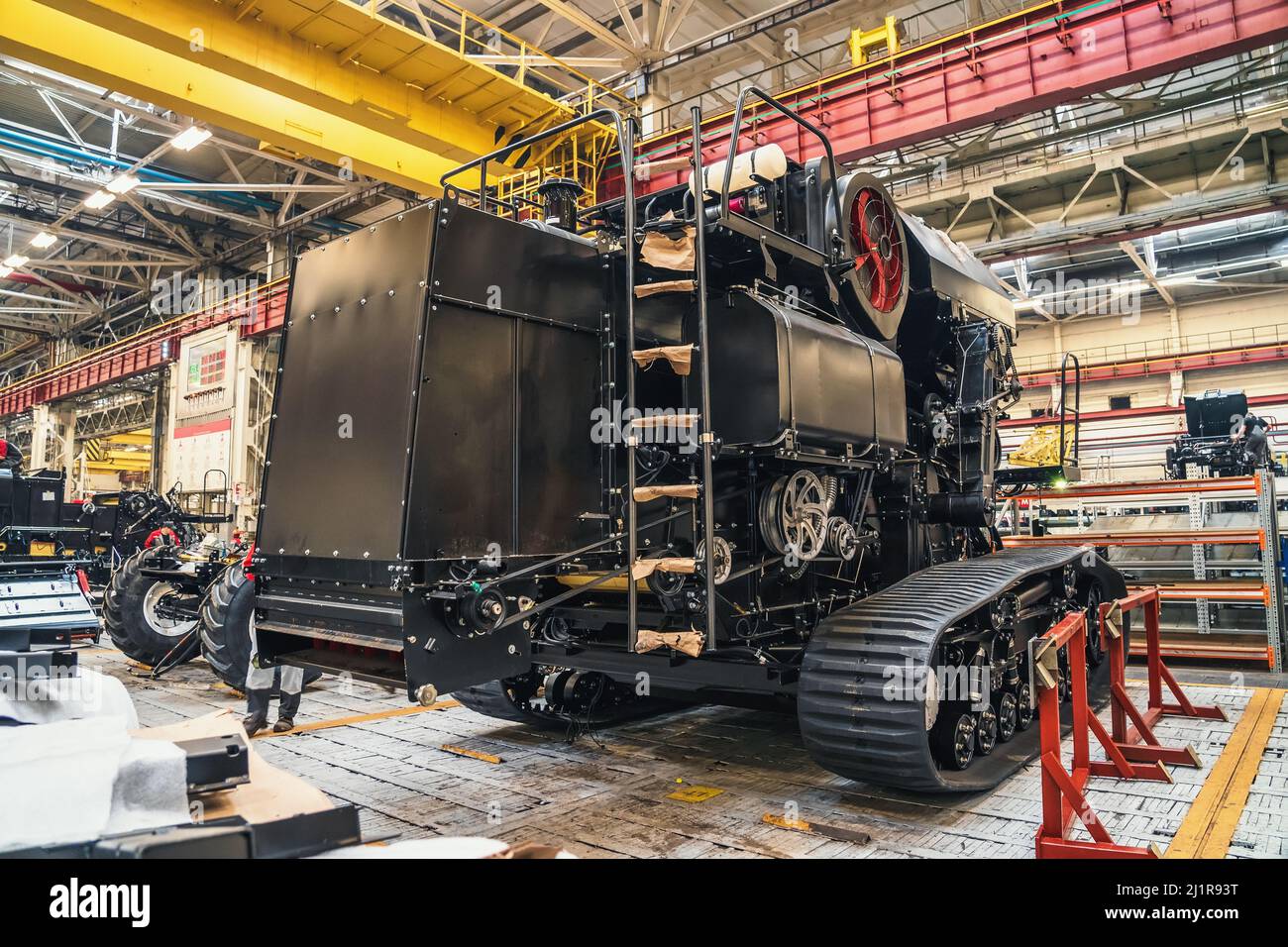 Convoyeur pour l'assemblage de machines agricoles modernes. Production de tracteurs et de moissonneuses-batteuses en usine ou usine automatisée. Banque D'Images