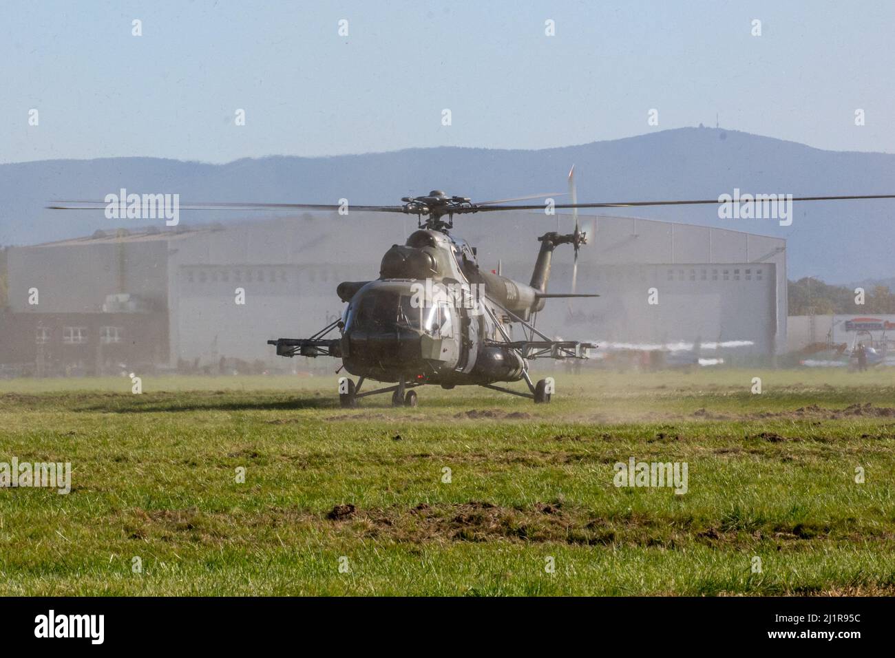 Journées de l'OTAN, Ostrava, République tchèque. 22nd septembre 2019 : des soldats des forces spéciales tchèques et roumains débarque dans l'hélicoptère Mil mi-171 de l'armée de l'air tchèque Banque D'Images