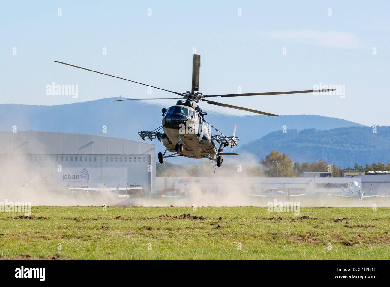 Journées de l'OTAN, Ostrava, République tchèque. 22nd septembre 2019 : des soldats des forces spéciales tchèques et roumains débarque dans l'hélicoptère Mil mi-171 de l'armée de l'air tchèque Banque D'Images