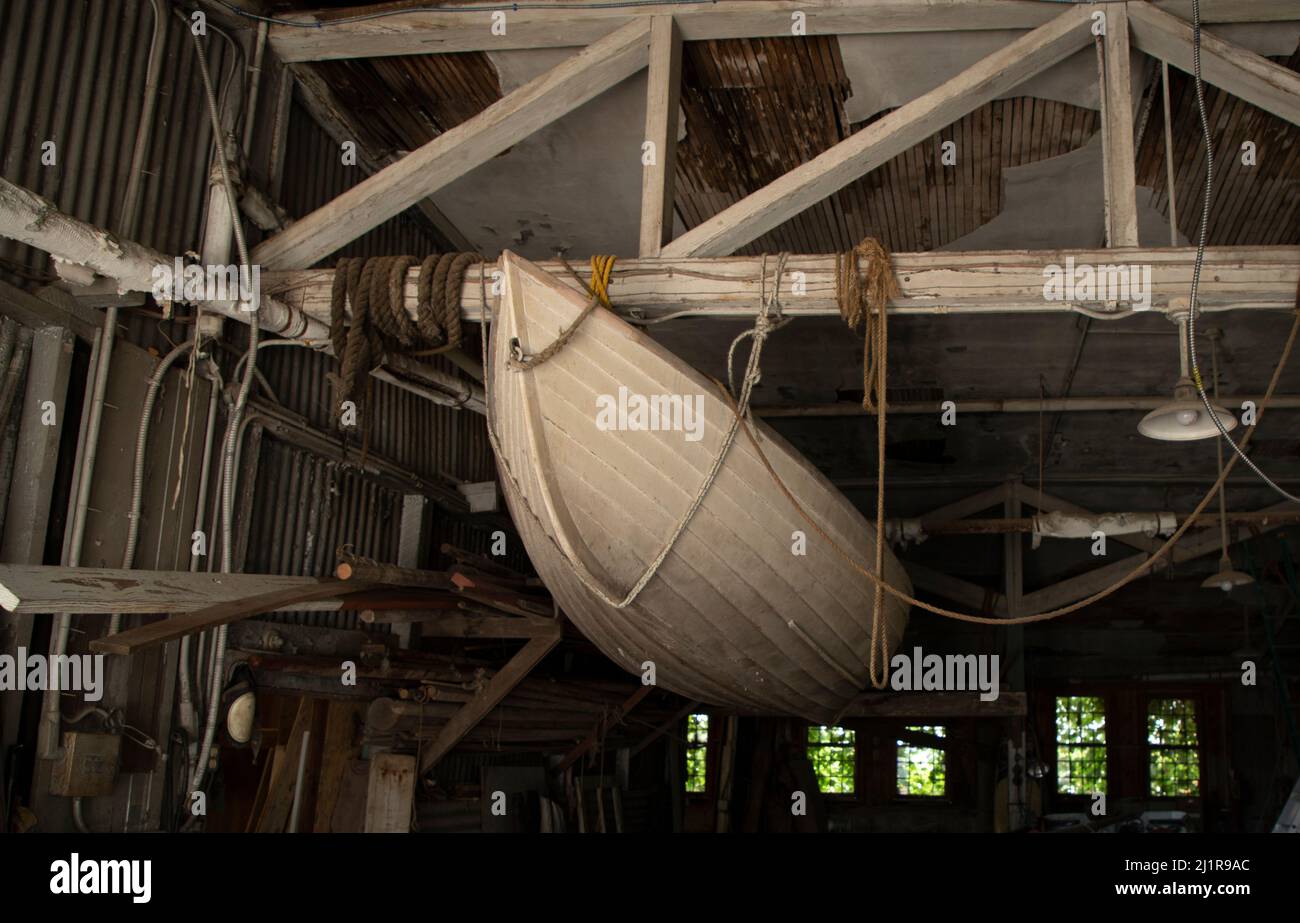 Boat Workshop, Martha's Vineyard dans le Massachusetts par Black Dog nous avons trouvé une grange de réparation de bateau remplie de vieux bateaux, pièces de bateau, lignes et outils. Banque D'Images