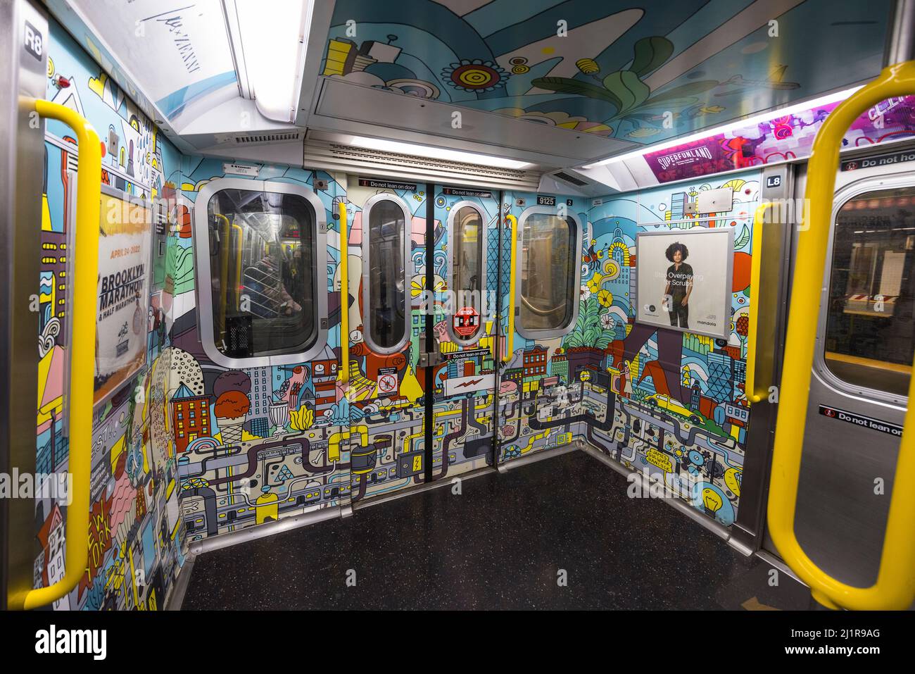 Une voiture de métro peinte rénovée est en service dans la ville de New York Banque D'Images