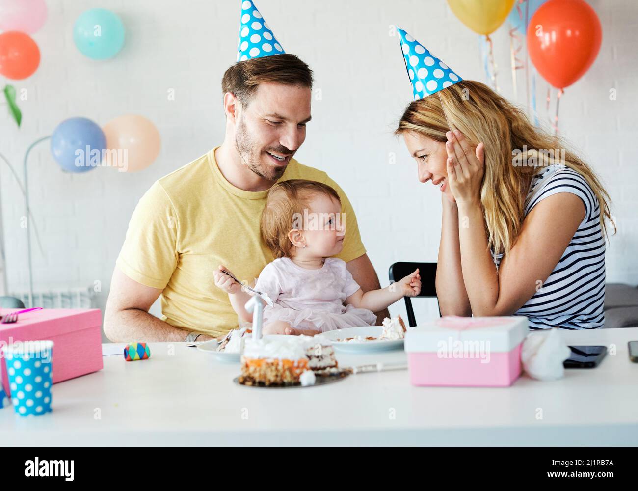 enfant anniversaire famille mère fête fille heureux fête père gâteau parent bébé Banque D'Images