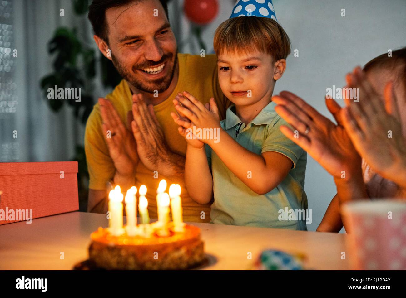 enfant anniversaire famille mère fête fille heureux fête père garçon gâteau parent Banque D'Images