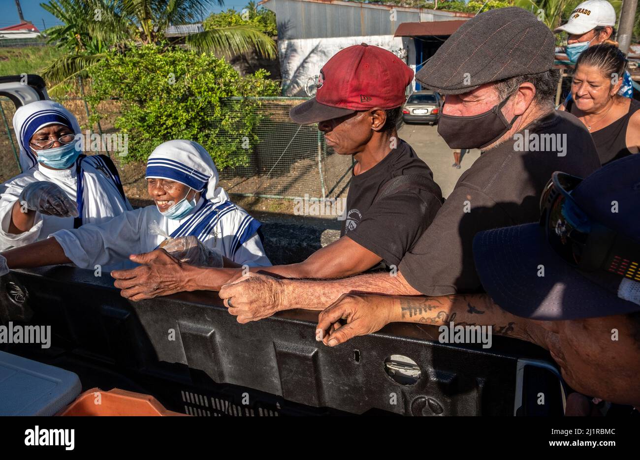 Mère Teresa sœurs donnant de la nourriture aux nécessiteux au Costa Rica Banque D'Images