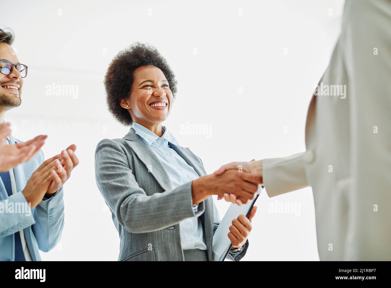 business femme d'affaires poignée de main femme main bureau réunion travail réussite de l'accord de travail d'équipe Banque D'Images