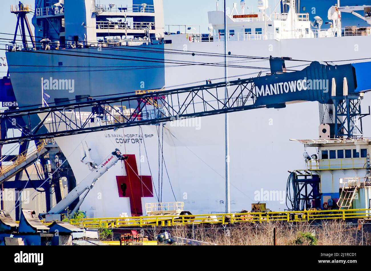 Le USNS Comfort, un navire-hôpital de la Marine, est amarré pour réparation à Alabama Shipyard, le 25 mars 2022, à Mobile, Alabama. Banque D'Images