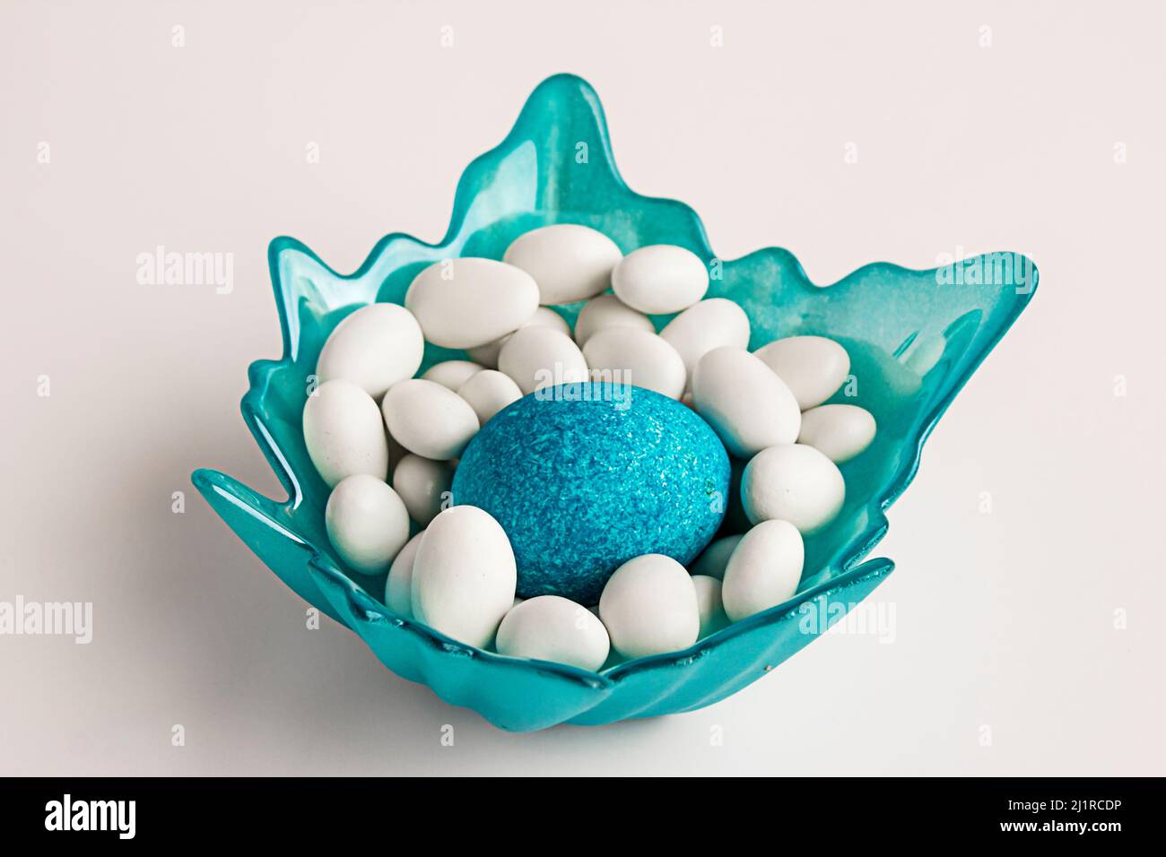 Décoration, bleu couleur oeuf de Pâques dans le bleu, bol en verre avec bonbons d'amande.concept de célébration de Pâques Banque D'Images