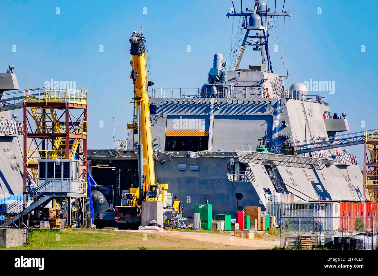 Un navire de combat littoral est amarré à l’usine de fabrication de navires d’Austal USA, sur la rivière Mobile, le 10 mars 2022, à Mobile, Alabama. Banque D'Images