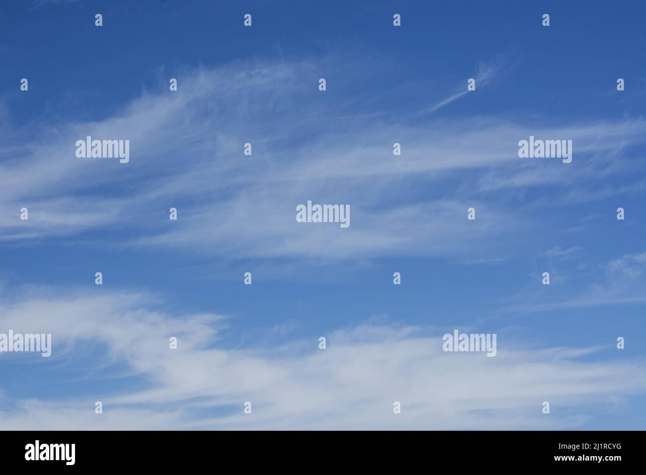 Les nuages blancs sur fond de ciel bleu Banque D'Images