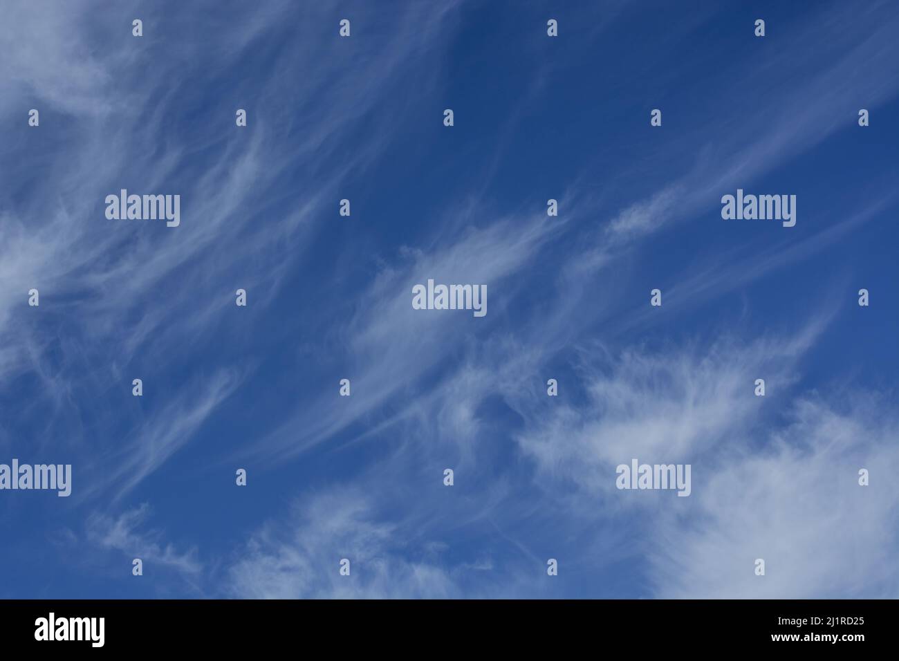 Les nuages blancs sur fond de ciel bleu Banque D'Images