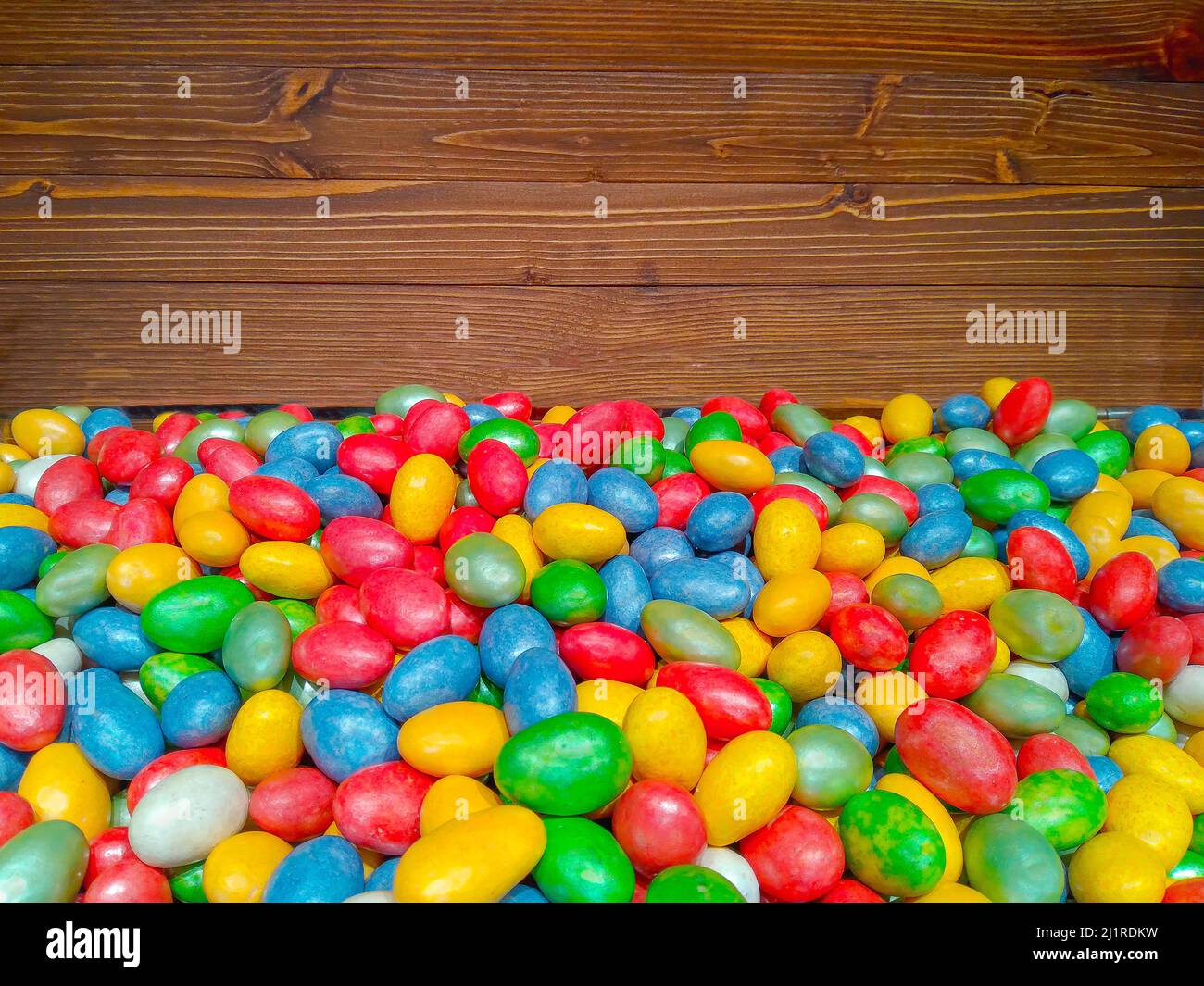 Bonbons glacés colorés sur fond de bois, boutique de bonbons Banque D'Images