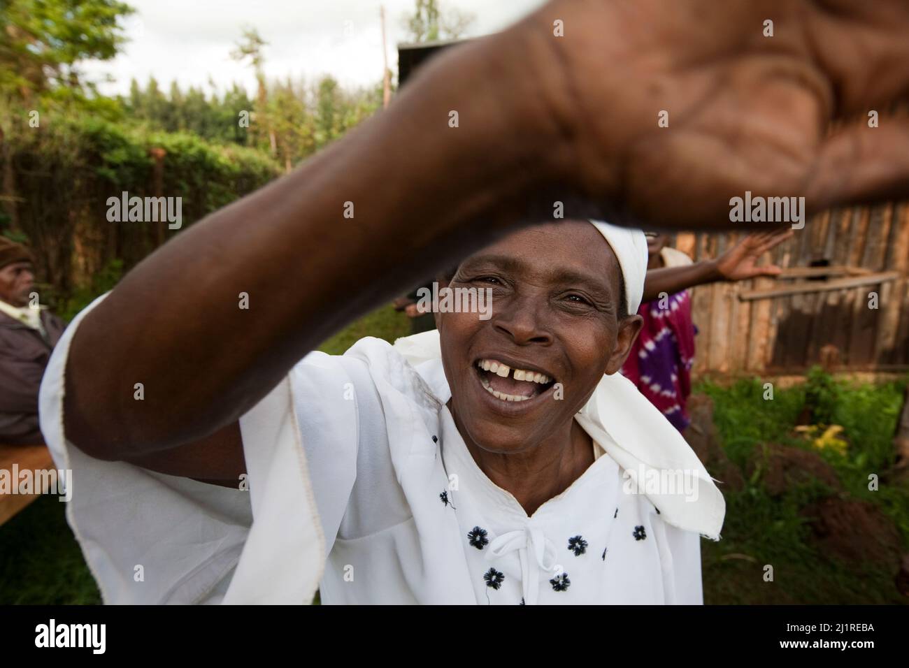 Les femmes dansent et chantent, célébrant les efforts de l'IPI, une ONG locale dans leur travail avec les orphelins du sida, Meru, Kenya. Banque D'Images