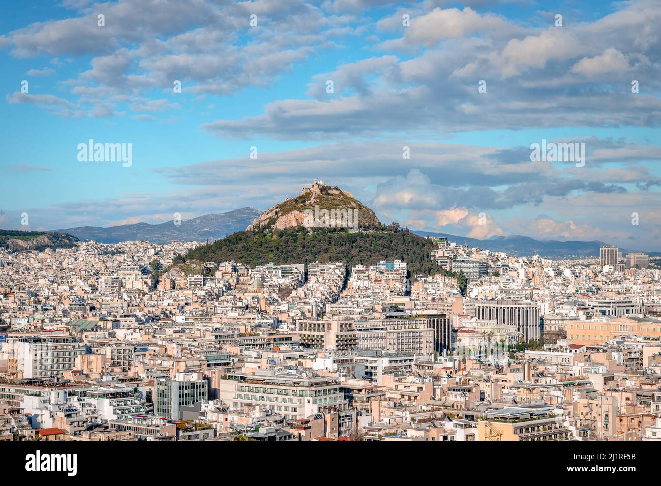 Panorama de l'horizon d'Athènes avec le mont Lycabette. Photo prise de la colline de l'Acropole. Banque D'Images