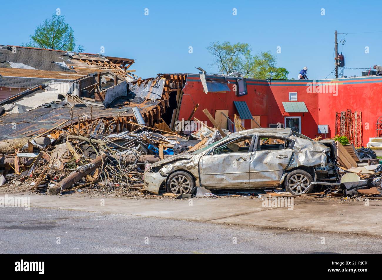 ARABI, LA, États-Unis - 26 MARS 2022 : maison effondrée, débris et voiture gravement endommagée sur l'avenue Friscoville après que la tornade a touché le 22 mars 2022 Banque D'Images