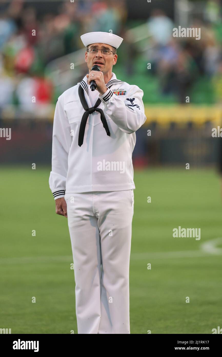 Saint-Pétersbourg, FL USA : un soldat de la marine et de l'armée de l'air chante l'hymne national lors d'un match de football de l'USL entre les voyous de Tampa Bay et le Hartford Athletic Banque D'Images
