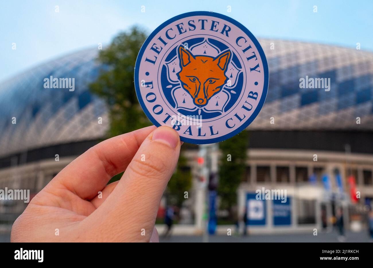 12 septembre 2021, Leicester, Royaume-Uni.Leicester City F.C.Emblème du club de football en toile de fond d'un stade moderne. Banque D'Images