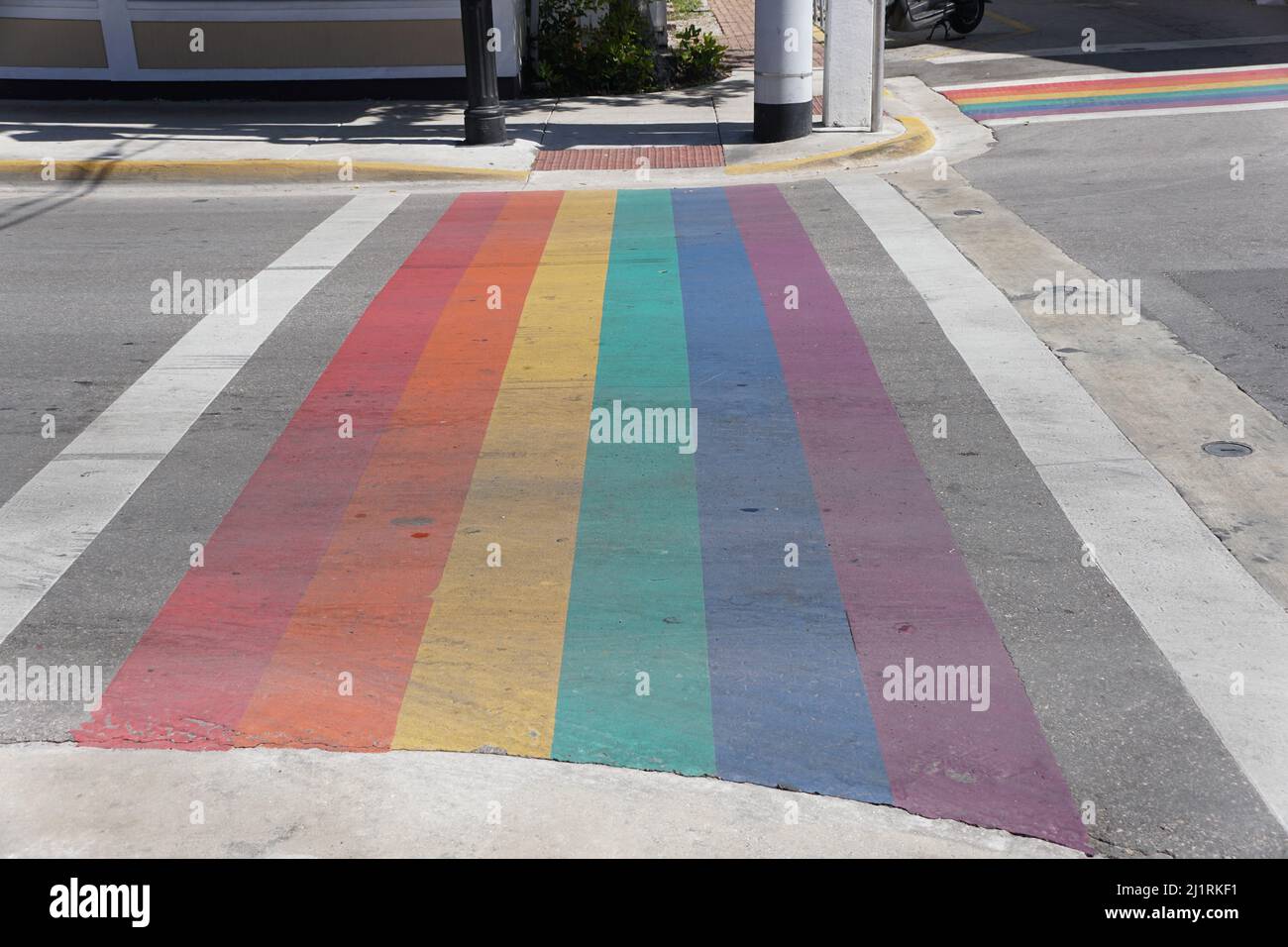 La promenade en arc-en-ciel sur Duval Street près de Key West, Floride, États-Unis Banque D'Images