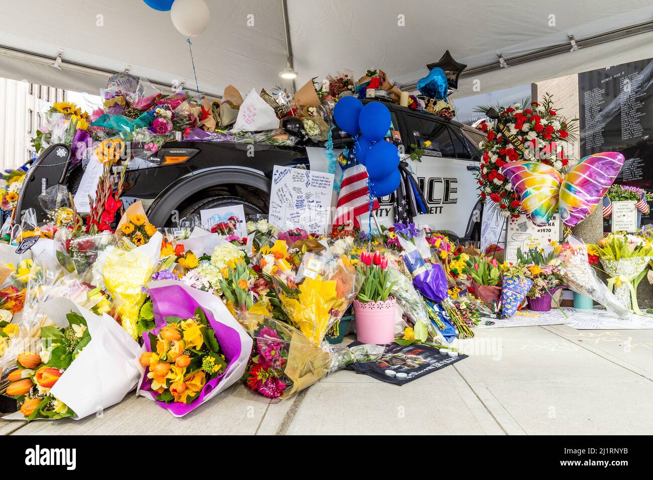 Everett, WA - Etats-Unis: O3-27-2022:des fleurs, des ours en peluche et des messages d'amour débordent sur une voiture d'escouade à Everett. Un mémorial pour l'officier déchu Dan Rocha Banque D'Images