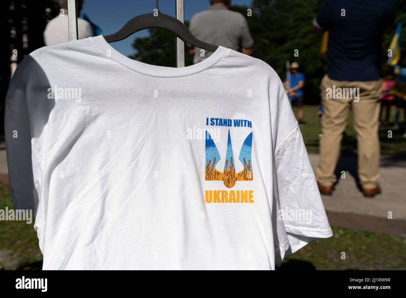 Orlando, États-Unis. 24th mars 2022. Un t-shirt pro-ukrainien vu lors d'un rassemblement dans le parc Lake Eola à Orlando, en Floride, le 27 mars 2022. Le rassemblement s'est tenu pour condamner le président Vladimir Poutine et l'invasion de l'Ukraine par la Russie. Le président ukrainien Volodymyr Zelensky a appelé les Ukrainiens à se battre contre les envahisseurs russes. (Photo de Ronen Tivony/Sipa USA) *** Veuillez utiliser le crédit du champ de crédit *** crédit: SIPA USA/Alay Live News Banque D'Images