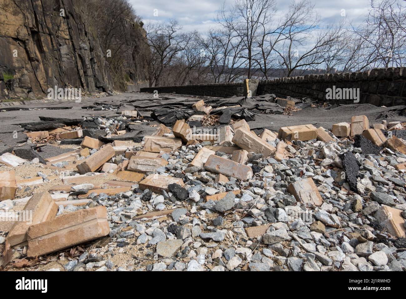 Après l'ouragan, tempête tropicale Ida - chaussée endommagée sur Dyckman Hill Road, Englewood Cliffs entrée du Palisades Interstate Park, NJ Banque D'Images