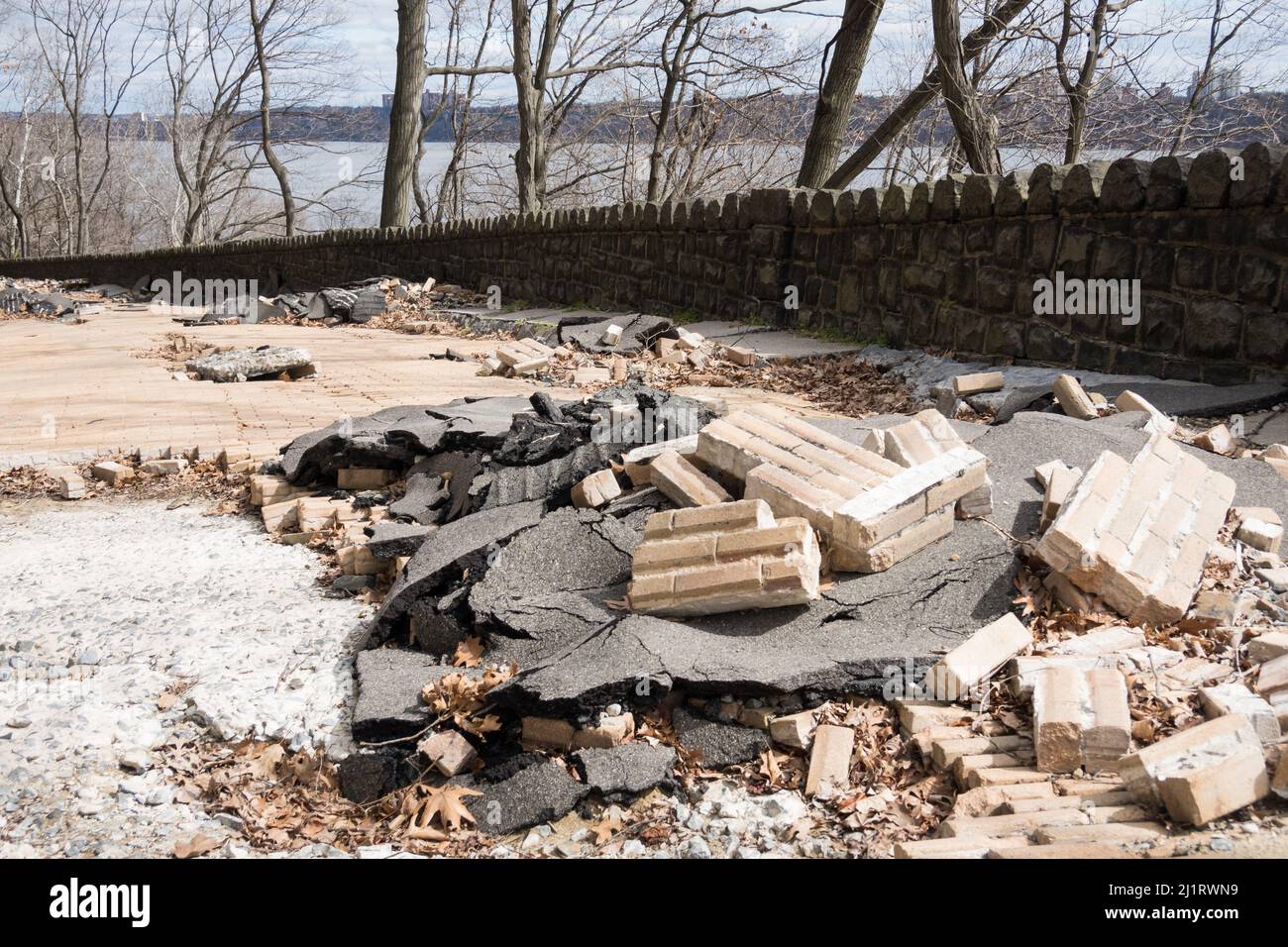 Après l'ouragan, tempête tropicale Ida - chaussée endommagée sur Dyckman Hill Road, Englewood Cliffs entrée du Palisades Interstate Park, NJ Banque D'Images