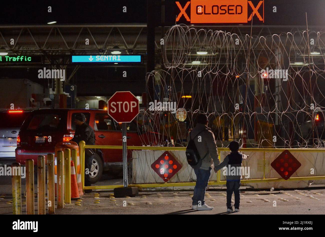 Tijuana, Basse-Californie, Mexique. 18th févr. 2022. Une soixantaine de migrants mexicains des États de Michoacan et de Veracruz qui fuient la violence de leurs villes d'origine ont contacté vendredi les autorités frontalières américaines au port d'entrée d'Otay-Tijuana, au Mexique, pour demander l'asile aux États-Unis. (Image de crédit : © Carlos A. Moreno/ZUMA Press Wire) Banque D'Images