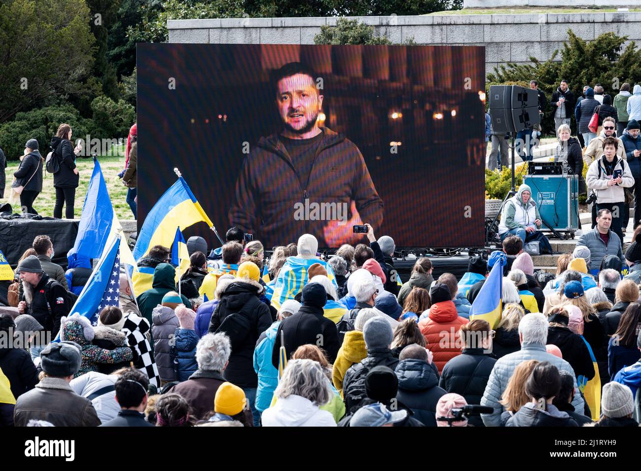 Washington, États-Unis. 27th mars 2022. Volodymyr Zelenskyy, président de l'Ukraine, parle d'une vidéo préenregistrée lors d'un rassemblement Stand with Ukraine au Lincoln Memorial. Crédit : SOPA Images Limited/Alamy Live News Banque D'Images