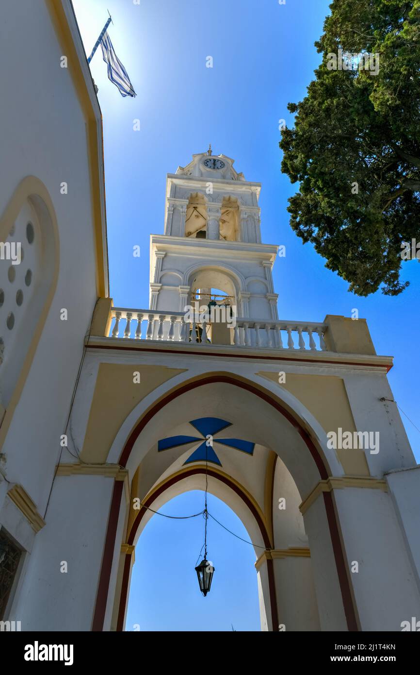 Vue sur le dôme bleu et le clocher avec horloge de l'église Panagia ton Eisodion dans le village traditionnel de Megalochori. Banque D'Images