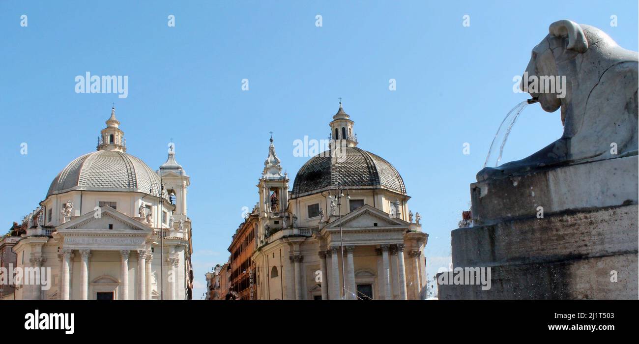 Vue panoramique sur Santa Maria dei Miracoli, Santa Maria di Montesanto et la fontaine de sculpture du lion égyptien à la Piazza del Popolo, Rome, Italie Banque D'Images
