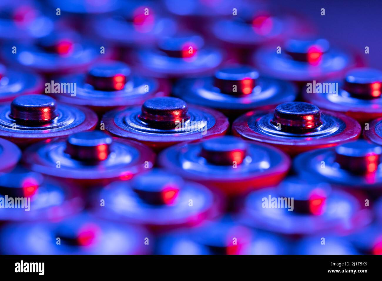 Gros plan des extrémités positives des piles déchargées, tailles AA, prise de vue macro, mise au point sélective. Batterie usagée Banque D'Images