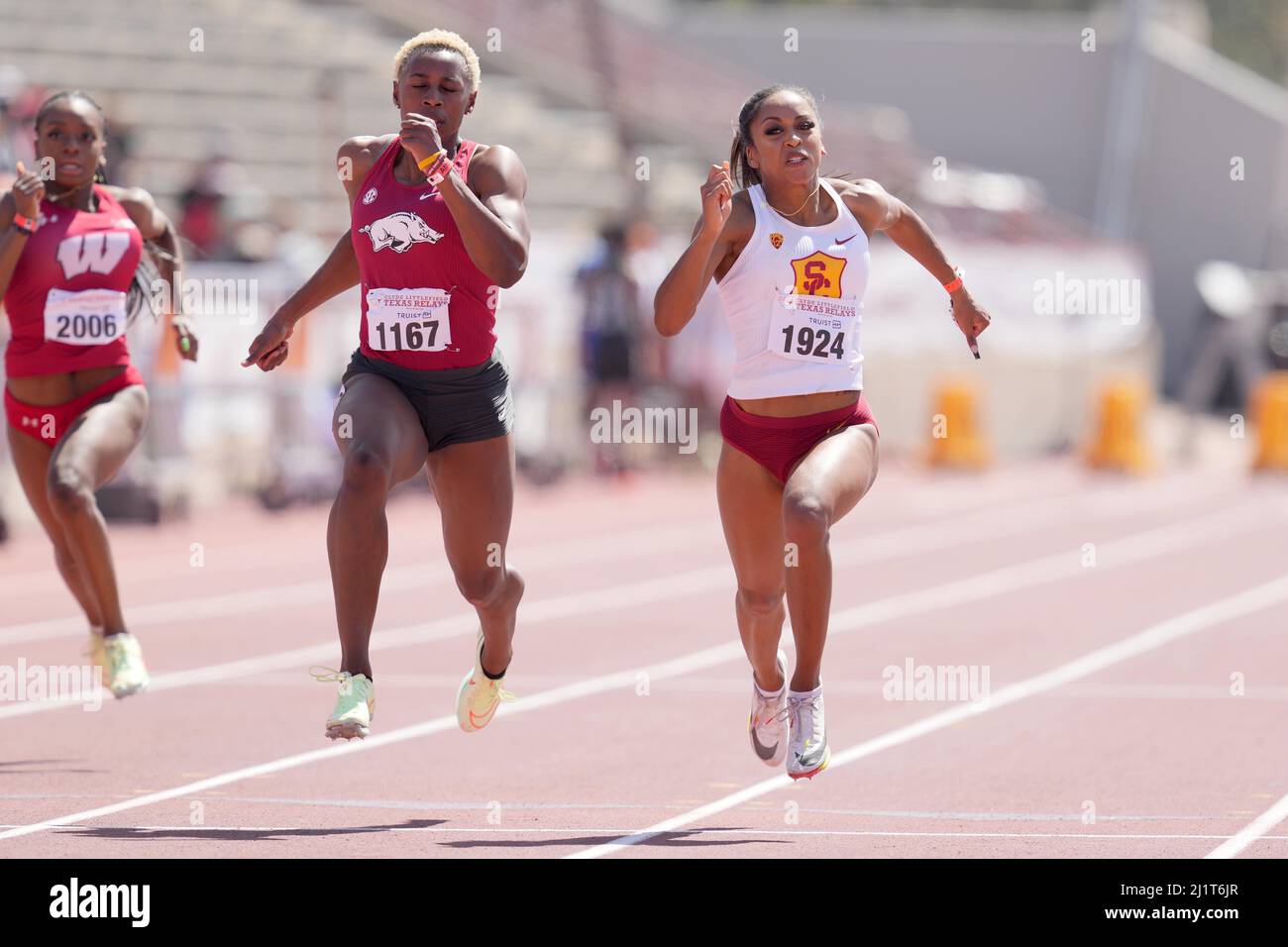 Celera Barnes de la Californie du Sud (à droite) bat Jada Baylark de l'Arkansas pour gagner les femmes de 100m, 10,82 à 10,83, aidées par le vent, pendant le Clyd 94th Banque D'Images