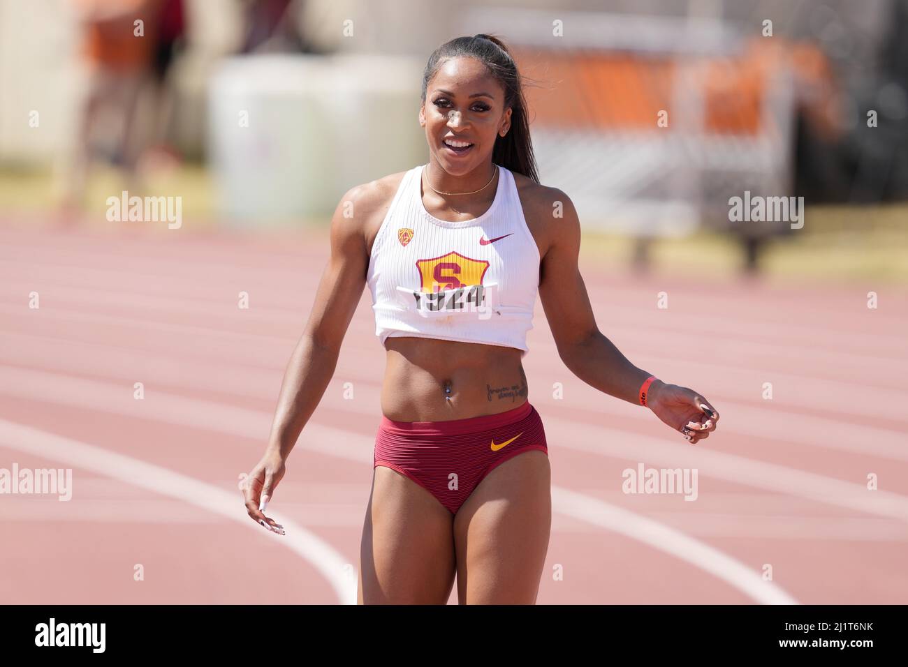 Celera Barnes, de la Californie du Sud, célèbre après avoir remporté le  100m féminin dans un 10,82 à vent lors des 94th Clyde Littlefield Texas  Relays, S Photo Stock - Alamy