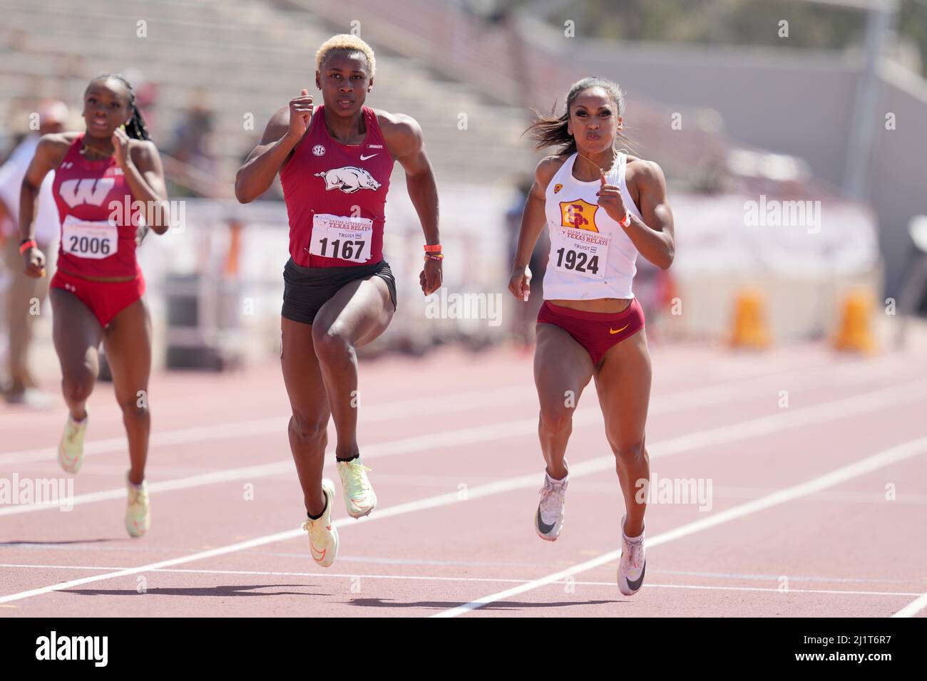 Celera Barnes de la Californie du Sud (à droite) bat Jada Baylark de l'Arkansas pour gagner les femmes de 100m, 10,82 à 10,83, aidées par le vent, pendant le Clyd 94th Banque D'Images