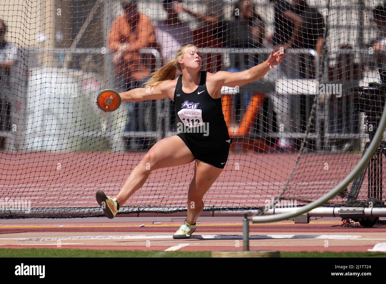 Anni Brandenburg d'Abilene Christian place deuxième dans le discus des femmes avec un jet de 187-11 (57,29m) pendant le 94th Clyde Littlefield Texas Rela Banque D'Images